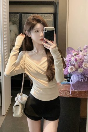 Elegant V-Neck Knitted Base Shirt for Women - Unique Waist-Cinching Silhouette, Perfect for Winter Layering and 90s Style Fashion