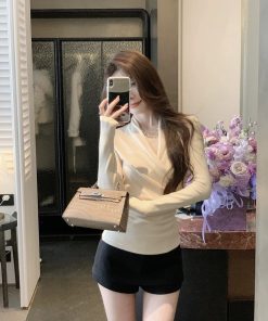 Elegant V-Neck Knitted Base Shirt for Women - Unique Waist-Cinching Silhouette, Perfect for Winter Layering and 90s Style Fashion