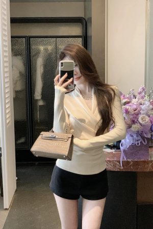 Elegant V-Neck Knitted Base Shirt for Women - Unique Waist-Cinching Silhouette, Perfect for Winter Layering and 90s Style Fashion