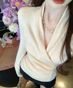 Elegant V-Neck Knitted Base Shirt for Women - Unique Waist-Cinching Silhouette, Perfect for Winter Layering and 90s Style Fashion