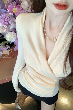 Elegant V-Neck Knitted Base Shirt for Women - Unique Waist-Cinching Silhouette, Perfect for Winter Layering and 90s Style Fashion