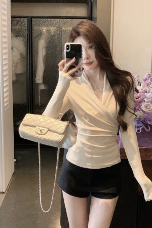Elegant V-Neck Knitted Base Shirt for Women - Unique Waist-Cinching Silhouette, Perfect for Winter Layering and 90s Style Fashion