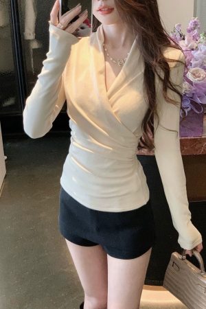 Elegant V-Neck Knitted Base Shirt for Women - Unique Waist-Cinching Silhouette, Perfect for Winter Layering and 90s Style Fashion