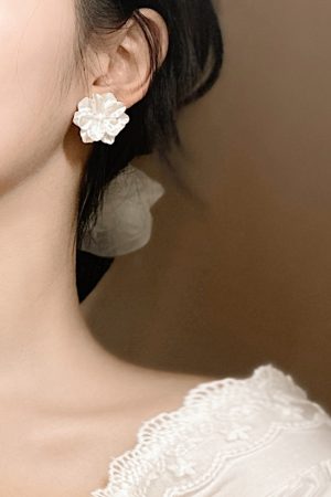 Elegant White Floral Earrings for Women, Vintage French Style Ear Studs, Trendy Spring and Summer Accessories 2025