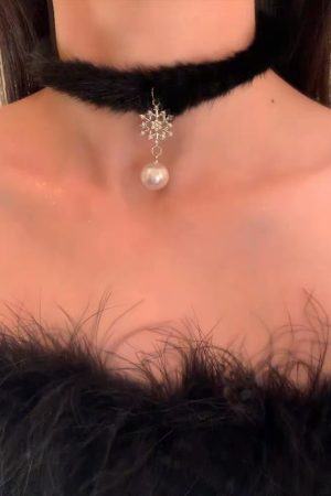 Elegant Winter Pearl Choker Necklace with Snowflake Pendant - Plush Niche Design for Women, Perfect for Autumn and Winter Fashion