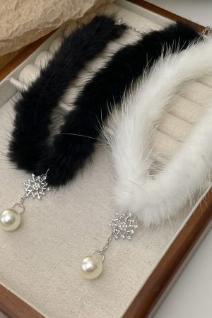 Elegant Winter Pearl Choker Necklace with Snowflake Pendant - Plush Niche Design for Women, Perfect for Autumn and Winter Fashion