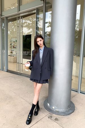 Elegant Women's College Style Blazer and Pleated Skirt Set - Classic Blazer with Chic Tailoring for a Timeless Look
