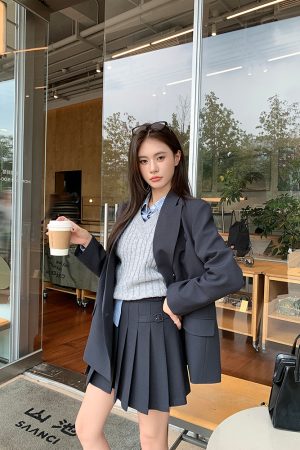 Elegant Women's College Style Blazer and Pleated Skirt Set - Classic Blazer with Chic Tailoring for a Timeless Look