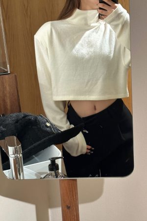 Elegant Women's Cropped Long Sleeve High-Neck T-Shirt - Loose Fit Inner Layer Shirt for a Chic, Slim Look