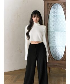 Elegant Women's Cropped Long Sleeve High-Neck T-Shirt - Loose Fit Inner Layer Shirt for a Chic, Slim Look