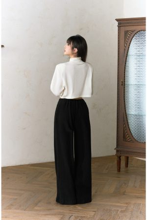 Elegant Women's Cropped Long Sleeve High-Neck T-Shirt - Loose Fit Inner Layer Shirt for a Chic, Slim Look
