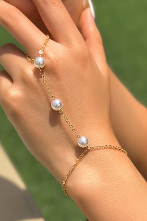 Ethnic Diamond Connecting Finger Bracelet - Beach Chain Imitation Pearl Metal Bracelet for a Chic European and American Style