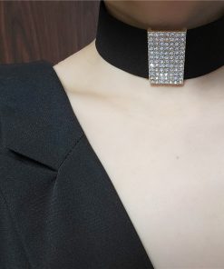 Exaggerated Black Choker Necklace for Women - Trendy Clavicle Chain Neckband, Stylish Neck Accessory for European and American Fashion