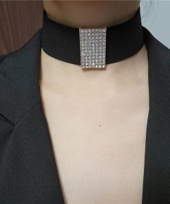 Exaggerated Black Choker Necklace for Women - Trendy Clavicle Chain Neckband, Stylish Neck Accessory for European and American Fashion