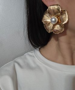 Exaggerated Floral Imitation Pearl Stud Earrings for Women - European and American Fashion Commuting Style