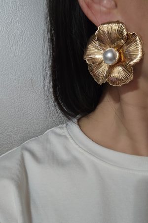 Exaggerated Floral Imitation Pearl Stud Earrings for Women - European and American Fashion Commuting Style
