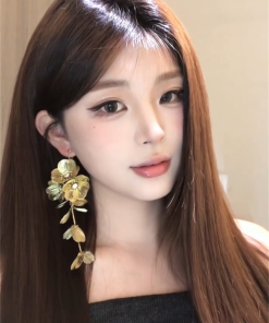 Exaggerated Gold Flower Tassel Earrings for Women - Unique High-End Light Luxury Ear Studs in Stunning Design