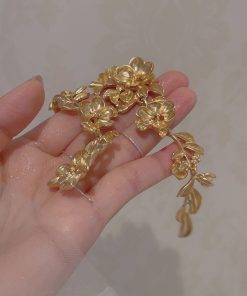 Exaggerated Golden Flower Long Earrings for Women, Luxury Tassel Leaf Design, High-End Statement Travel Ear Studs