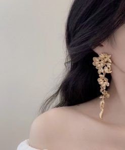 Exaggerated Golden Flower Long Earrings for Women, Luxury Tassel Leaf Design, High-End Statement Travel Ear Studs