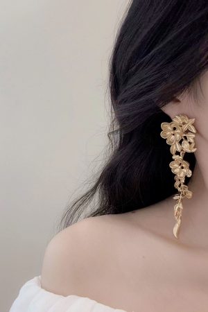 Exaggerated Golden Flower Long Earrings for Women, Luxury Tassel Leaf Design, High-End Statement Travel Ear Studs