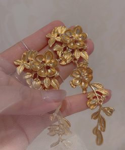 Exaggerated Golden Flower Long Earrings for Women, Luxury Tassel Leaf Design, High-End Statement Travel Ear Studs