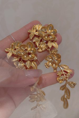 Exaggerated Golden Flower Long Earrings for Women, Luxury Tassel Leaf Design, High-End Statement Travel Ear Studs