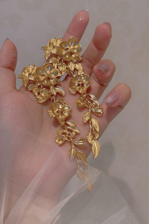 Exaggerated Golden Flower Long Earrings for Women, Luxury Tassel Leaf Design, High-End Statement Travel Ear Studs