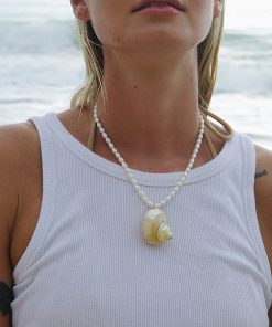 Exaggerated Natural Seashell Pearl Clavicle Chain Necklace - High-End Niche Design, Elegant Fashion Statement Accessory