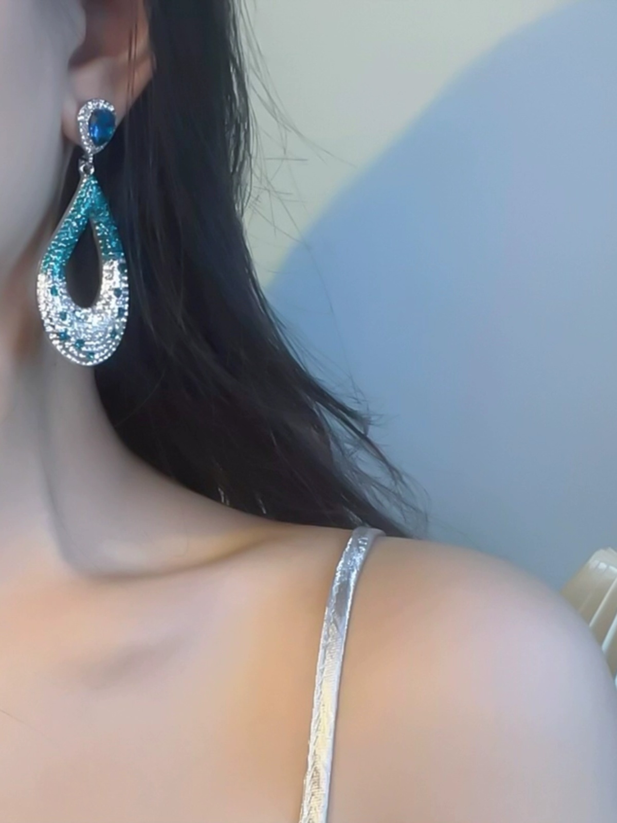 Exaggerated Pink and Green Two-Color Crystal Inlaid Silver-Plated Earrings for a Chic European American Style - Autumn/Winter 2025 Exaggerated Pink and Green Two-Color Crystal Inlaid Silver-Plated Earrings for a Chic European American Style - Autumn/Winter 2025