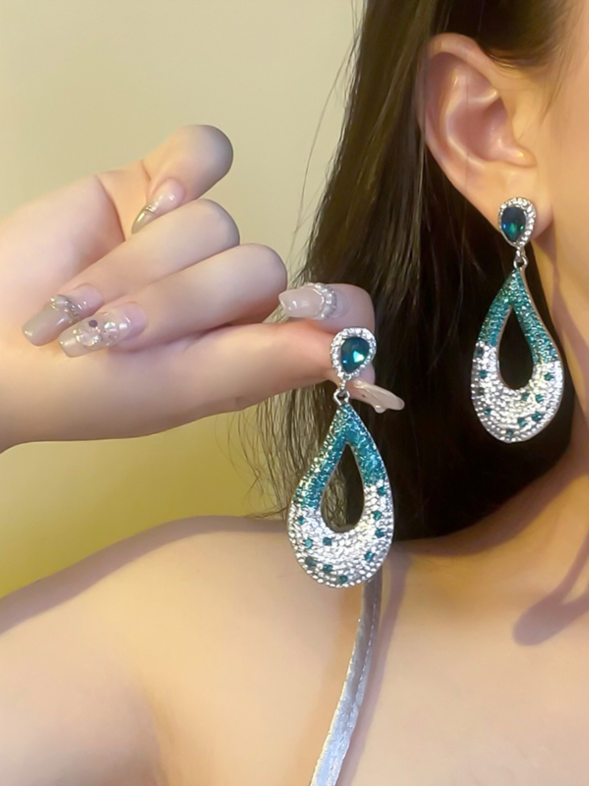 Exaggerated Pink and Green Two-Color Crystal Inlaid Silver-Plated Earrings for a Chic European American Style - Autumn/Winter 2025 Exaggerated Pink and Green Two-Color Crystal Inlaid Silver-Plated Earrings for a Chic European American Style - Autumn/Winter 2025