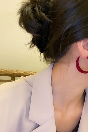 Exaggerated Street Style Plush Hoop Earrings - Minimalist High-End Studs for Autumn and Winter Fashion