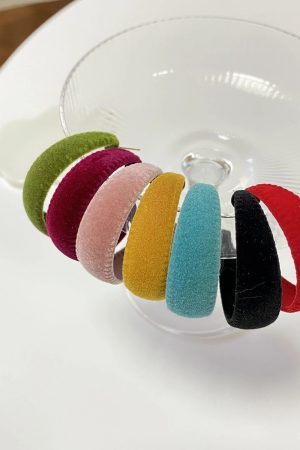 Exaggerated Street Style Plush Hoop Earrings - Minimalist High-End Studs for Autumn and Winter Fashion