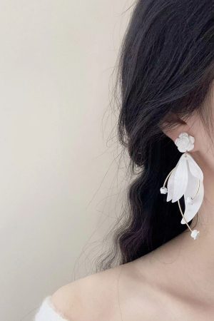 Exaggerated White Camellia Flower Earrings for Women - Romantic Acrylic Floral Ear Clips, Fairy Petal Accessories