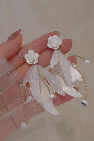 Exaggerated White Camellia Flower Earrings for Women - Romantic Acrylic Floral Ear Clips, Fairy Petal Accessories