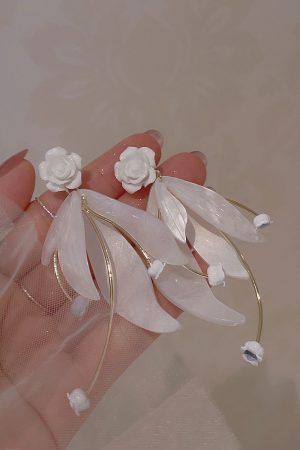 Exaggerated White Camellia Flower Earrings for Women - Romantic Acrylic Floral Ear Clips, Fairy Petal Accessories