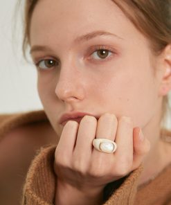 Exaggerated White Shell Ring with Peacock Stone - Chic European American Style, Simple Versatile Fashion Accessory