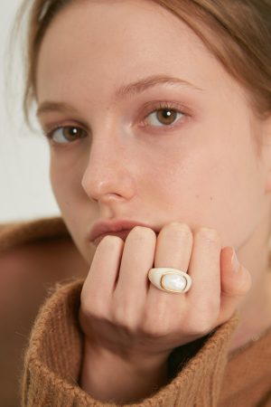 Exaggerated White Shell Ring with Peacock Stone - Chic European American Style, Simple Versatile Fashion Accessory
