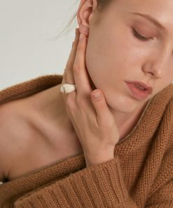 Exaggerated White Shell Ring with Peacock Stone - Chic European American Style, Simple Versatile Fashion Accessory