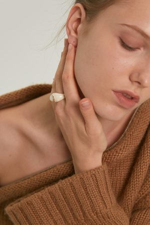 Exaggerated White Shell Ring with Peacock Stone - Chic European American Style, Simple Versatile Fashion Accessory