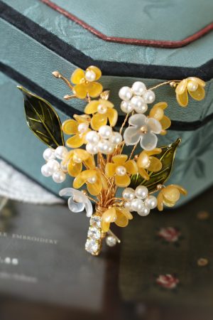Exquisite Osmanthus Brooch for Women - Retro Autumn Winter Pin Decoration for Coats and Sweaters, Floral Chest Accessory