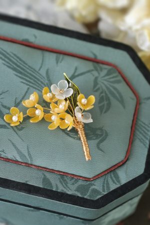 Exquisite Osmanthus Brooch for Women - Retro Autumn Winter Pin Decoration for Coats and Sweaters, Floral Chest Accessory
