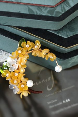 Exquisite Osmanthus Brooch for Women - Retro Autumn Winter Pin Decoration for Coats and Sweaters, Floral Chest Accessory