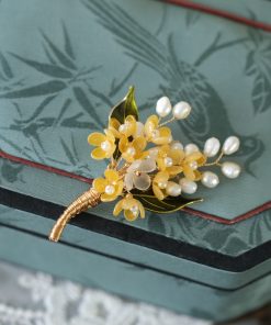 Exquisite Osmanthus Brooch for Women - Retro Autumn Winter Pin Decoration for Coats and Sweaters, Floral Chest Accessory