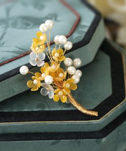 Exquisite Osmanthus Brooch for Women - Retro Autumn Winter Pin Decoration for Coats and Sweaters, Floral Chest Accessory