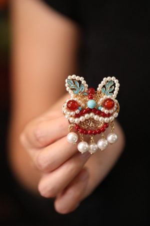 Exquisite Waking Lion Brooch Women's Sweater Pin - Floral Autumn Winter Cardigan Qipao Accessory Gift