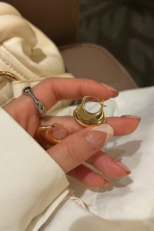 Fan-Shaped Metal Ear Clips - Korean Style, Minimalist Versatile Earrings for a High-End Niche Look