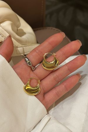 Fan-Shaped Metal Ear Clips - Korean Style, Minimalist Versatile Earrings for a High-End Niche Look