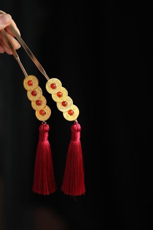 Festive Copper Coin Hairpin for Girls, Vintage Hanfu Hair Accessory with Red Tassels, Horse-Face Skirt Pin, Elegant Step-Shake Design
