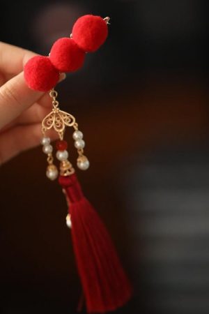 Festive Red Hanfu Hair Clips for Girls, Ancient Style Side Ornaments with Step-Shake Tassels, Perfect for New Year Celebrations
