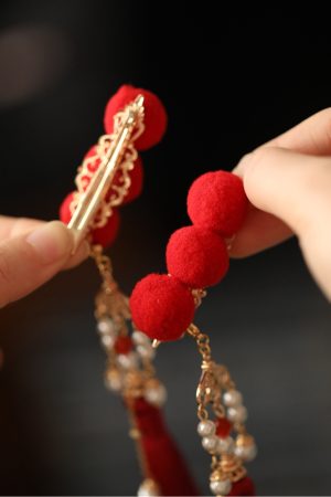 Festive Red Hanfu Hair Clips for Girls, Ancient Style Side Ornaments with Step-Shake Tassels, Perfect for New Year Celebrations